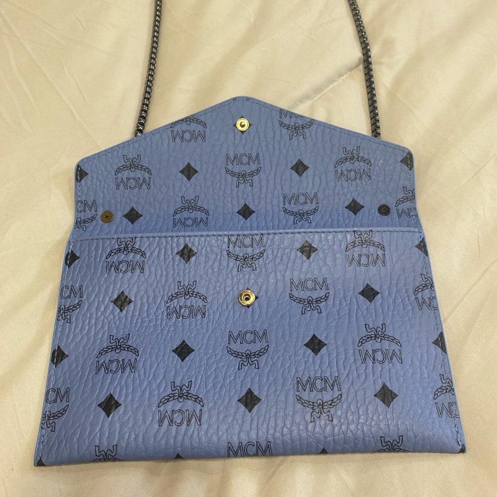 MCM powder blue beauty bag converted into a crossbody bag - Picture 8 of 11